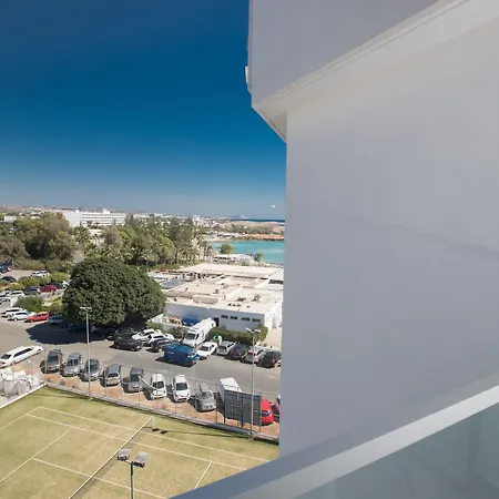Vassos Nissi & Hotell 4*
