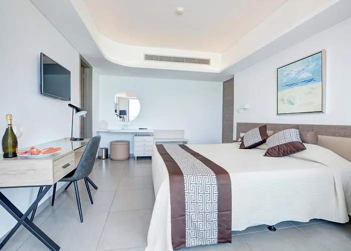 Vassos Nissi & Hotell 4*